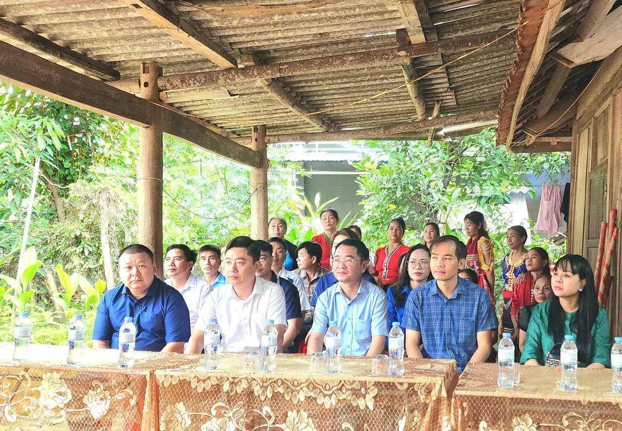 C&aacute;c đại biểu tham dự tại buổi lễ khởi c&ocirc;ng v&agrave; b&agrave;n giao M&aacute;i ấm tư ph&aacute;p tại x&atilde; Tương Dương (ảnh Ng&ocirc; To&agrave;n)