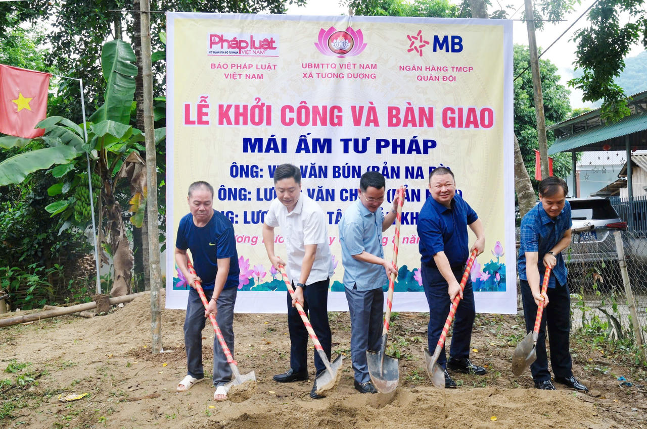 Đại diện B&aacute;o PLVN, Ng&acirc;n h&agrave;ng MB, ch&iacute;nh quyền địa phương v&agrave; gia đ&igrave;nh thực hiện nghi lễ động thổ, khởi c&ocirc;ng M&aacute;i ấm tư ph&aacute;p (ảnh Ng&ocirc; To&agrave;n)