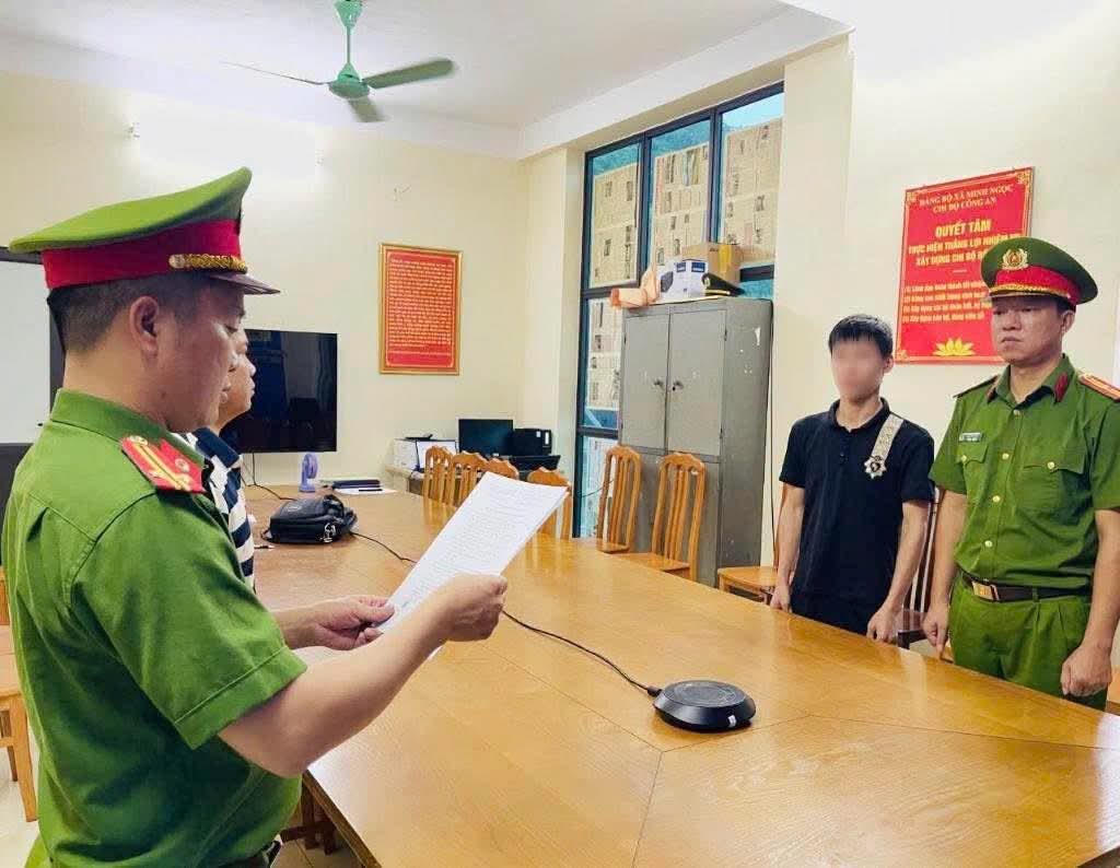 Cơ quan chức năng tống đạt quyết định tố tụng. Ảnh: CACC.
