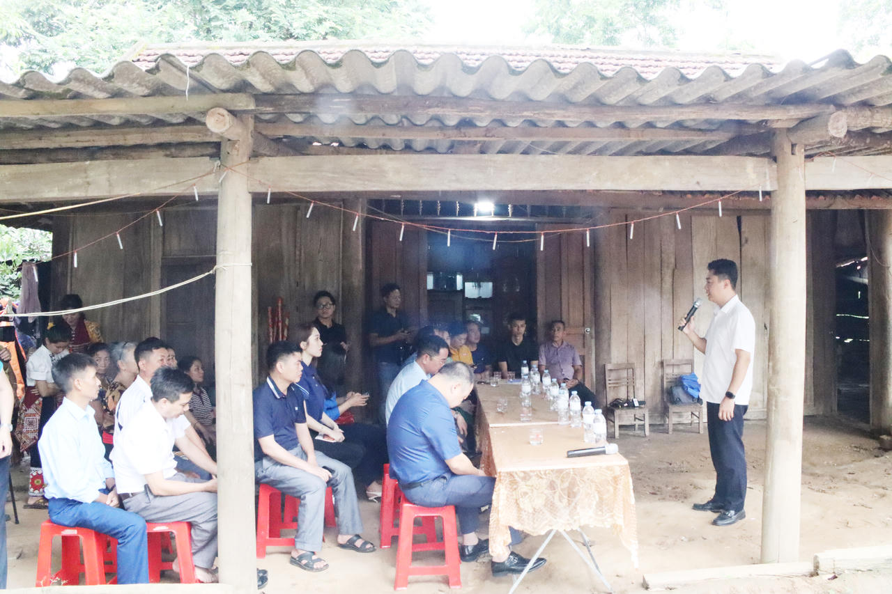 &Ocirc;ng L&ecirc; Văn Lương - B&iacute; thư Đảng ủy, Chủ tịch HĐND x&atilde; Tương Dương ph&aacute;t biểu tại buổi lễ (ảnh Ng&ocirc; To&agrave;n)
