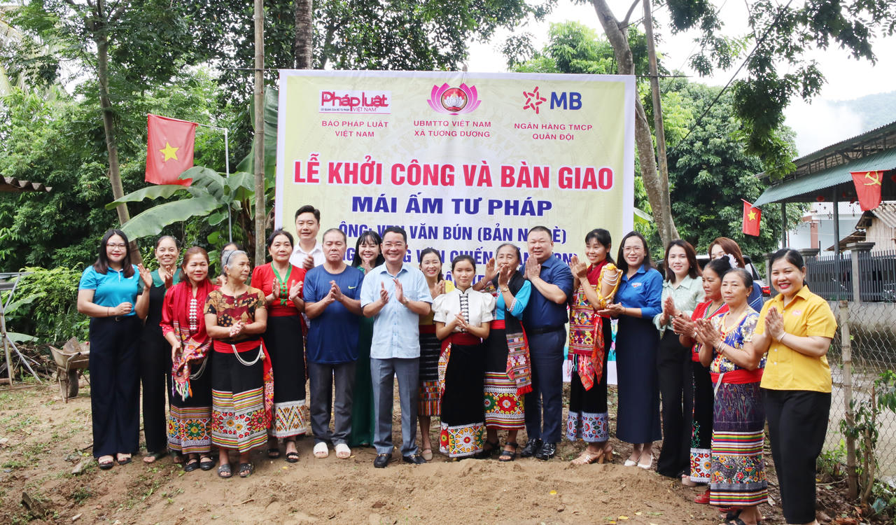 Đại diện B&aacute;o PLVN, Ng&acirc;n h&agrave;ng MB c&ugrave;ng ch&iacute;nh quyền địa phương, b&agrave; con nh&acirc;n d&acirc;n chụp ảnh lưu niệm tại buổi lễ (ảnh Ng&ocirc; To&agrave;n)
