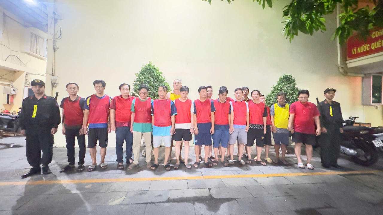 C&ocirc;ng an khởi tố, bắt Phạm Tấn T&agrave;i, Nguyễn Minh Ph&uacute;c c&ugrave;ng 15 đối tượng kh&aacute;c để điều tra về tội &ldquo;Đ&aacute;nh bạc&rdquo; v&agrave; &ldquo;Tổ chức đ&aacute;nh bạc&rdquo;. Ảnh: C&ocirc;ng an cung cấp