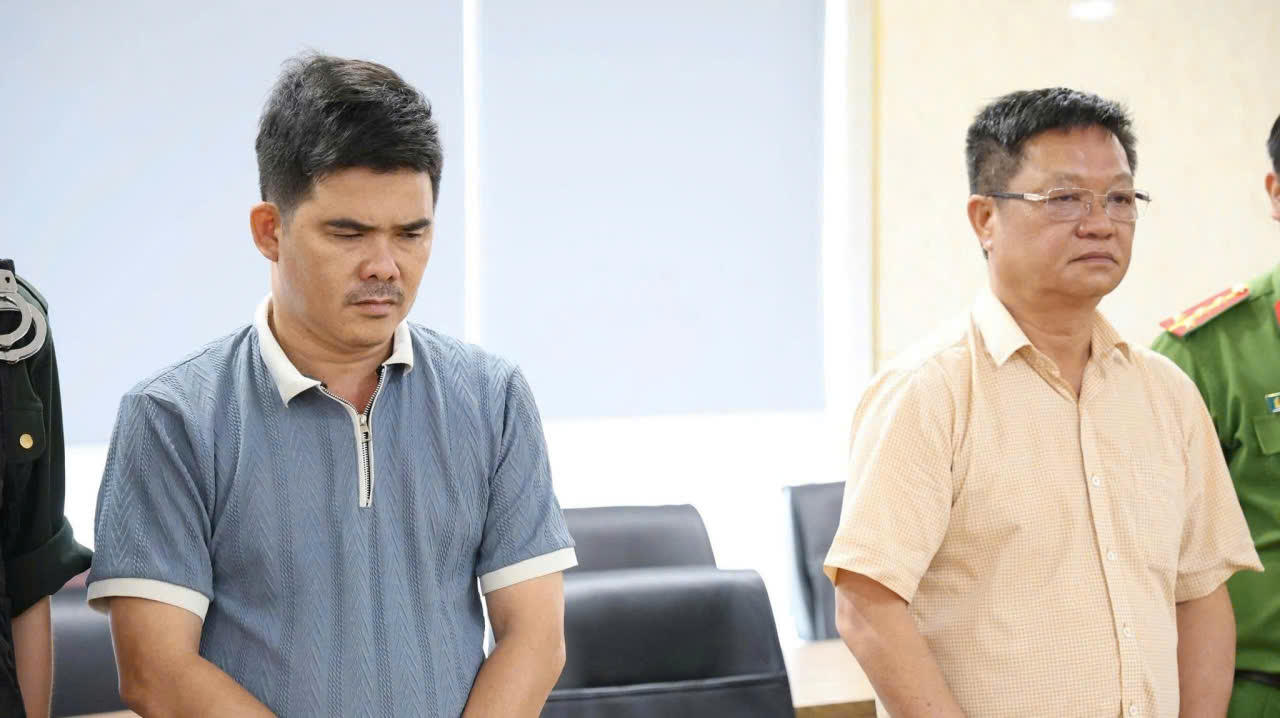 2 đối tượng Nguyễn Anh Tuấn (58 tuổi, tr&uacute; phường An Kh&ecirc;, TP Đ&agrave; Nẵng) v&agrave; Nguyễn Tiến Tr&atilde;i (43 tuổi, tr&uacute; TPHCM) (ảnh V&acirc;n Anh)