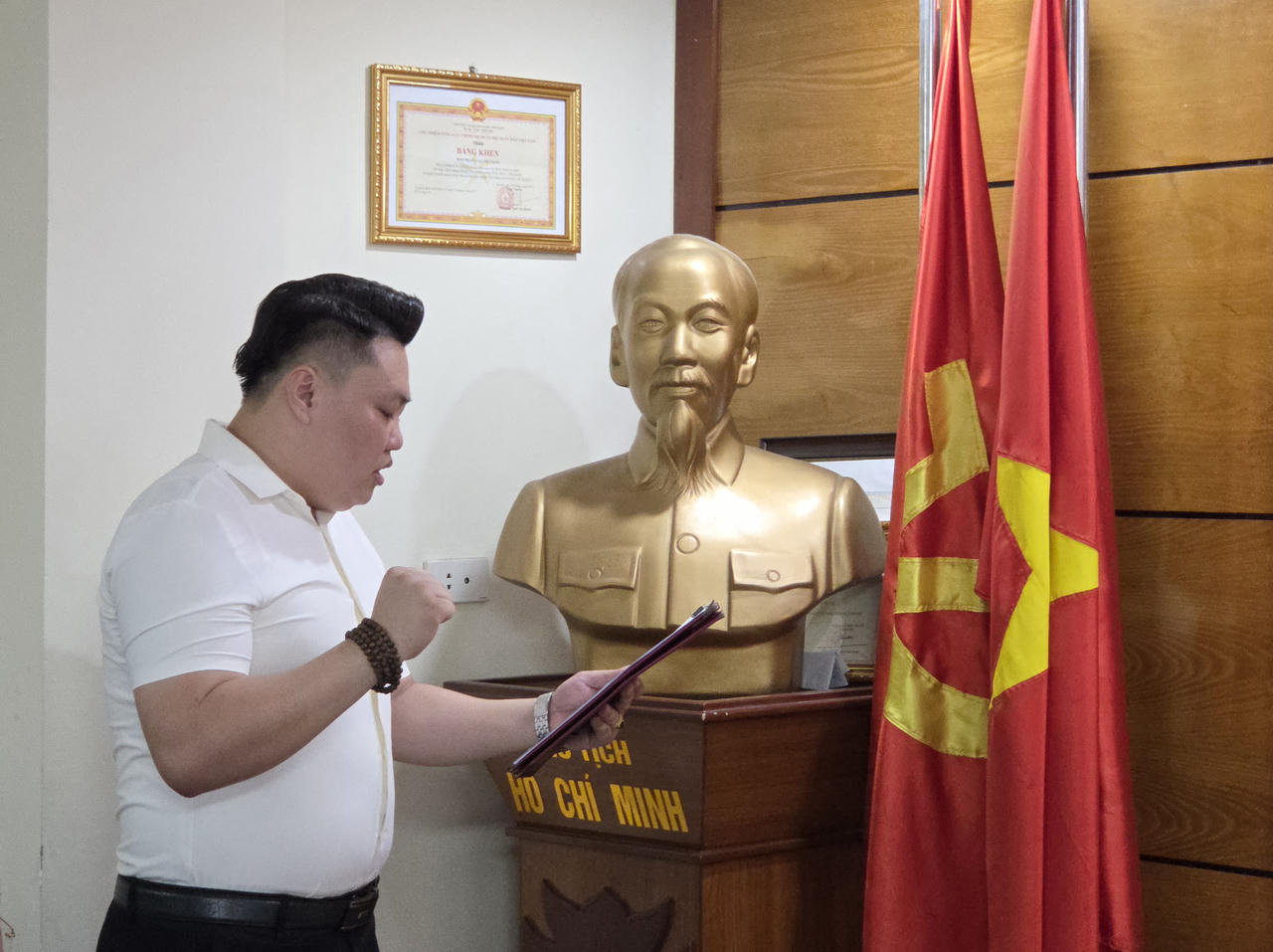 Đảng vi&ecirc;n mới Nguyễn Xu&acirc;n Trường tuy&ecirc;n thệ