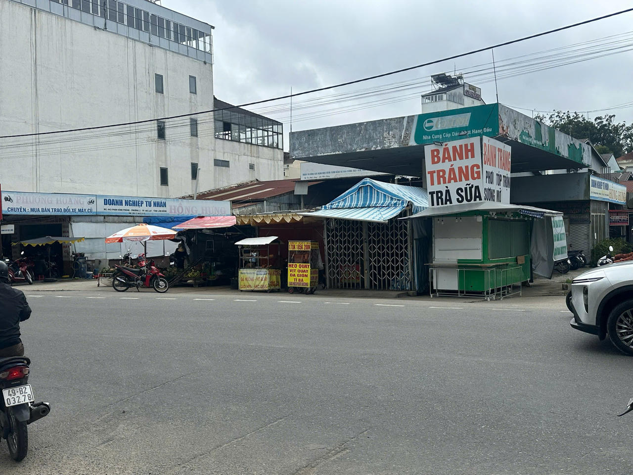 Tại khu đất đ&atilde; b&aacute;n đấu gi&aacute; c&oacute; nhiều cửa h&agrave;ng kinh doanh khiến việc tổ chức thi h&agrave;nh &aacute;n gặp nhiều kh&oacute; khăn.