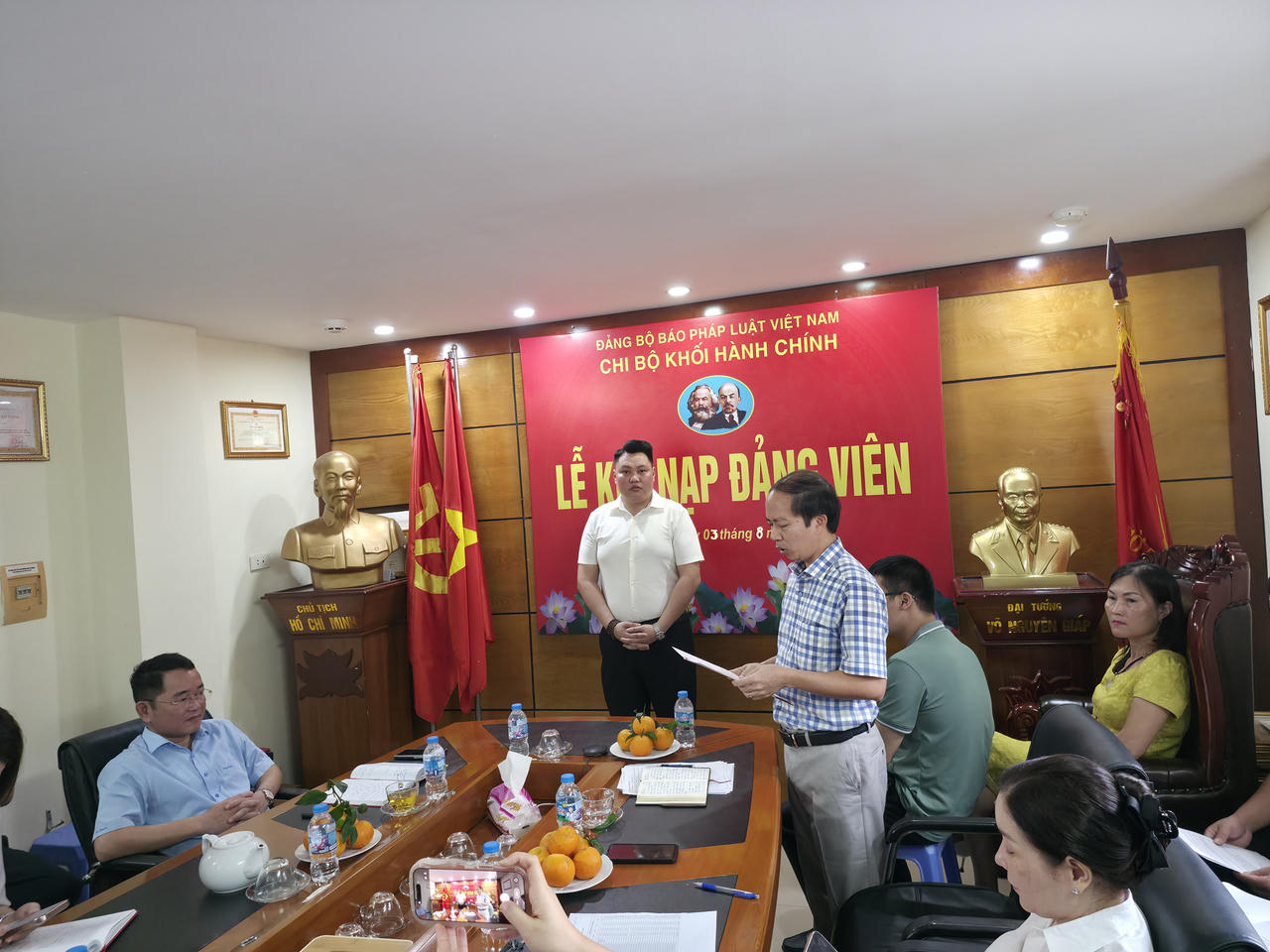 Đồng ch&iacute; Nguyễn Đức Trường - B&iacute; thư chi bộ Khối H&agrave;nh ch&iacute;nh - c&ocirc;ng bố quyết định kết nạp Đảng vi&ecirc;n của Đảng ủy Bộ Tư ph&aacute;p đối với quần ch&uacute;ng ưu t&uacute; Nguyễn Xu&acirc;n Trường.