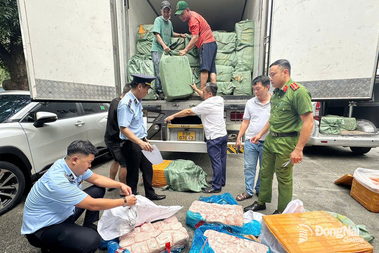 C&ocirc;ng an ph&aacute;t hiện xe tải chở thực phẩm đ&ocirc;ng lạnh kh&ocirc;ng r&otilde; nguồn gốc. (Ảnh: C&ocirc;ng an Đồng Nai)