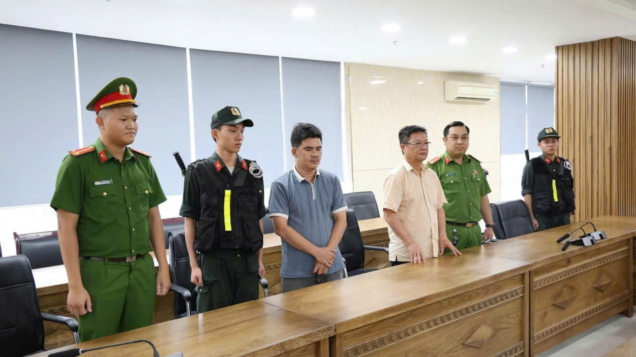 Cơ quan c&ocirc;ng an đọc lệnh bắt tạm giam (ảnh V&acirc;n Anh)
