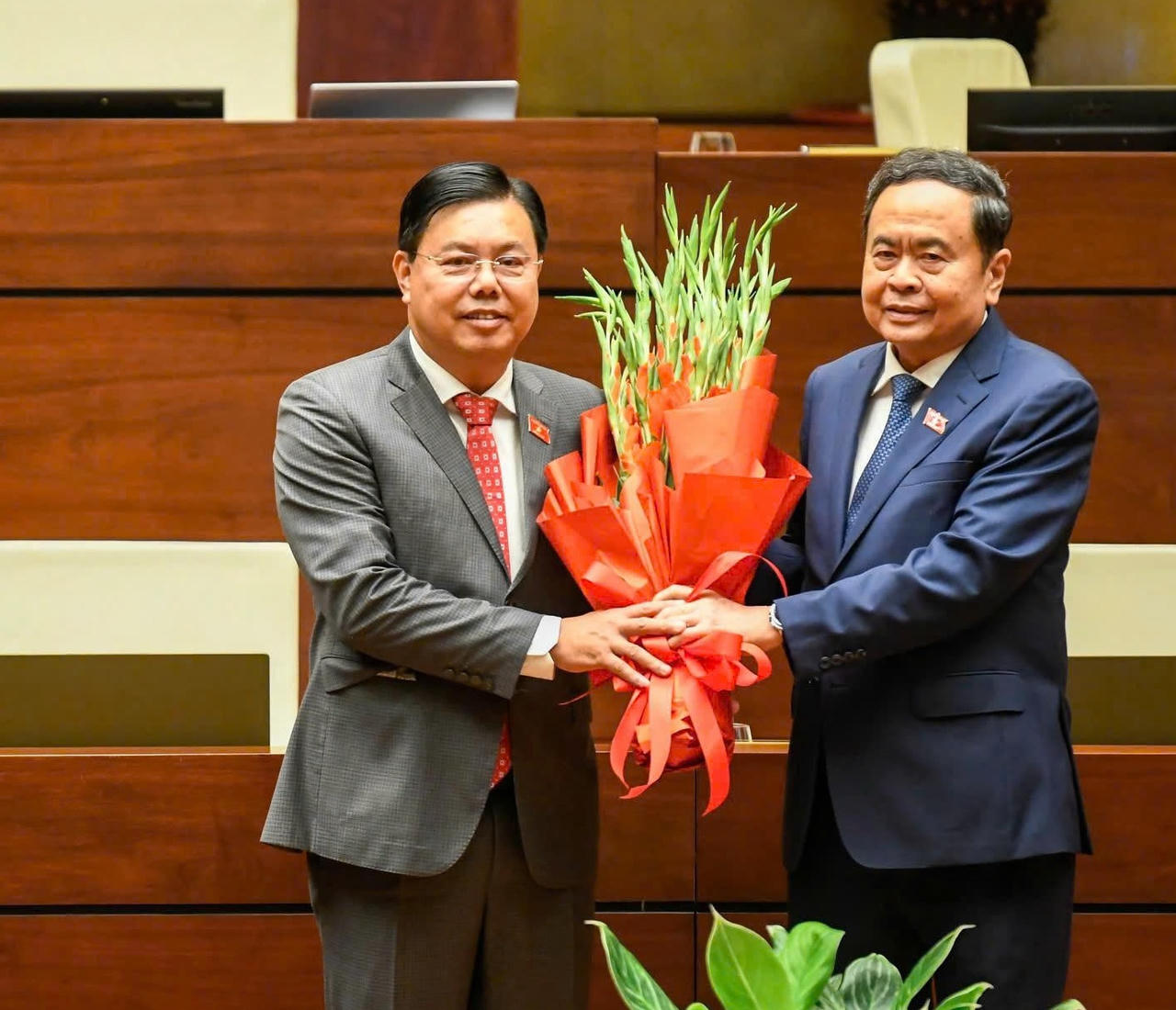 Chủ tịch Quốc hội Trần Thanh Mẫn tặng hoa ch&uacute;c mừng &ocirc;ng Nguyễn Tiến Hải.