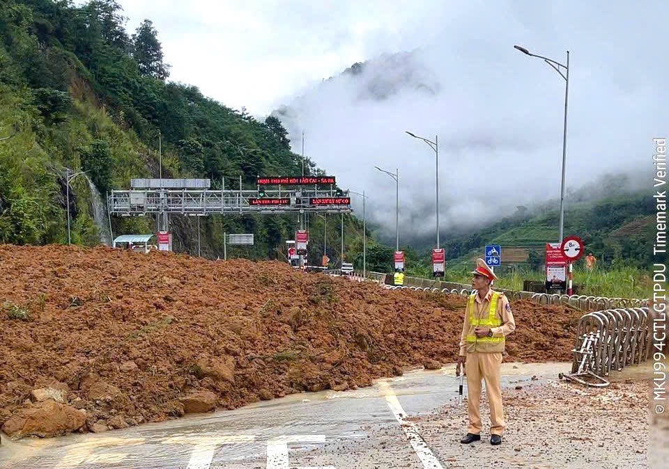 Lực lượng chức năng ph&acirc;n luồng giao th&ocirc;ng.