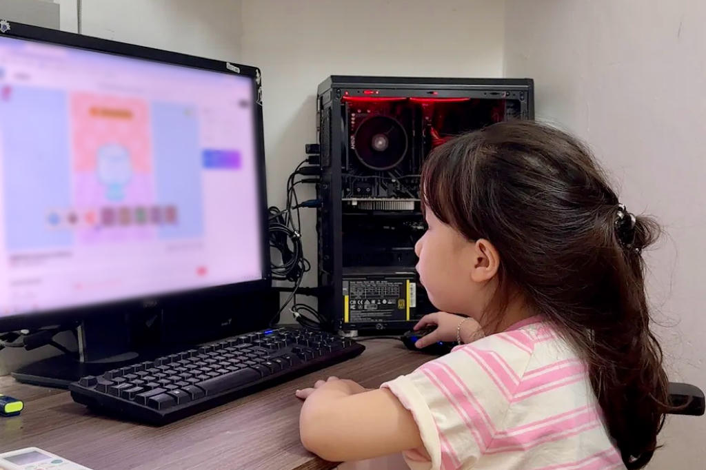 Bộ Y tế khuyến c&aacute;o trẻ dưới 5 tuổi hạn chế tối đa thời gian tiếp x&uacute;c với c&aacute;c thiết bị c&oacute; m&agrave;n h&igrave;nh. (Ảnh: PV)