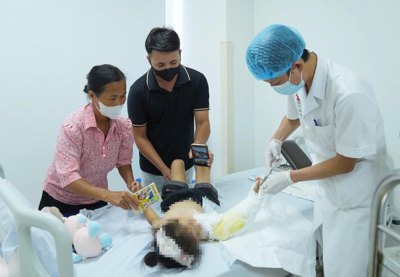 Sau phẫu thuật, cẳng tay v&agrave; b&agrave;n tay phải của bệnh nhi hồng ấm, tuần ho&agrave;n chi được duy tr&igrave; tốt. (Ảnh: BVCC)