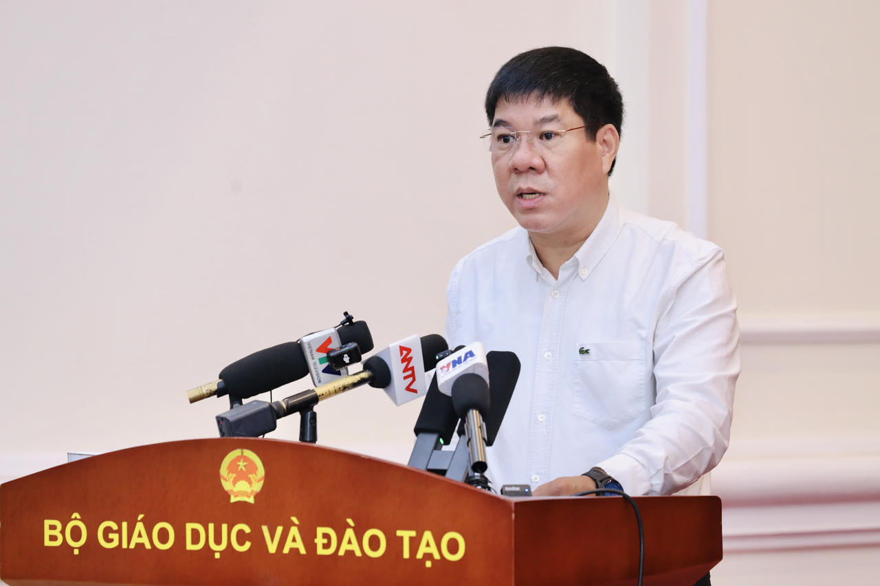 &Ocirc;ng Huỳnh Văn Chương - Cục trưởng Cục Quản l&yacute; chất lượng Bộ GD&amp;amp;ĐT th&ocirc;ng tin tại Họp b&aacute;o. Ảnh: Nguyệt Thương.