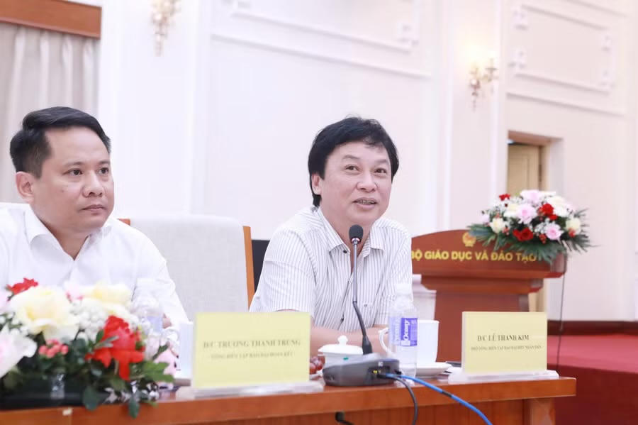 &Ocirc;ng L&ecirc; Thanh Kim - Ph&oacute; Tổng Bi&ecirc;n tập B&aacute;o Đại biểu Nh&acirc;n d&acirc;n (b&ecirc;n phải) ph&aacute;t biểu. (Ảnh: BTC)