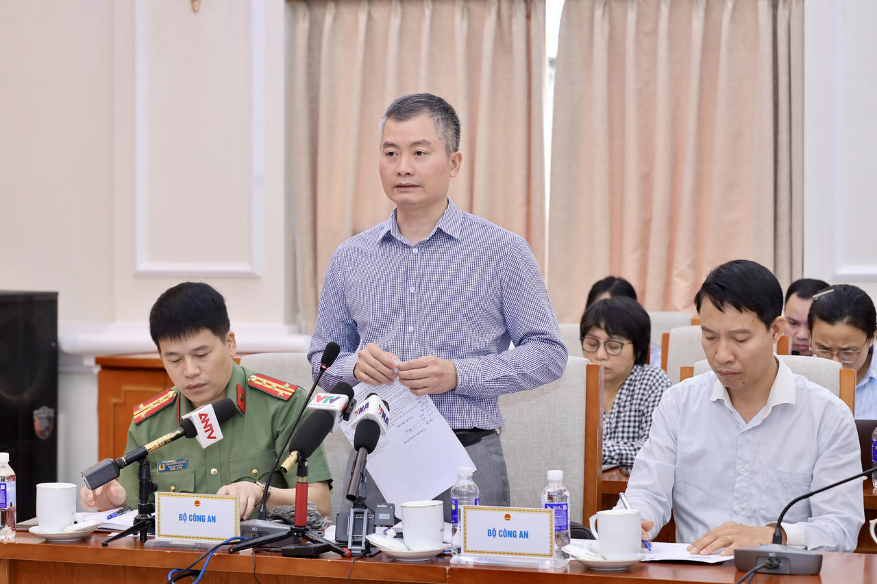 Đại t&aacute; Nguyễn Tuấn Hưng  - Ph&oacute; Cục trưởng A09 th&ocirc;ng tin tại Họp b&aacute;o. Ảnh: Nguyệt Thương.