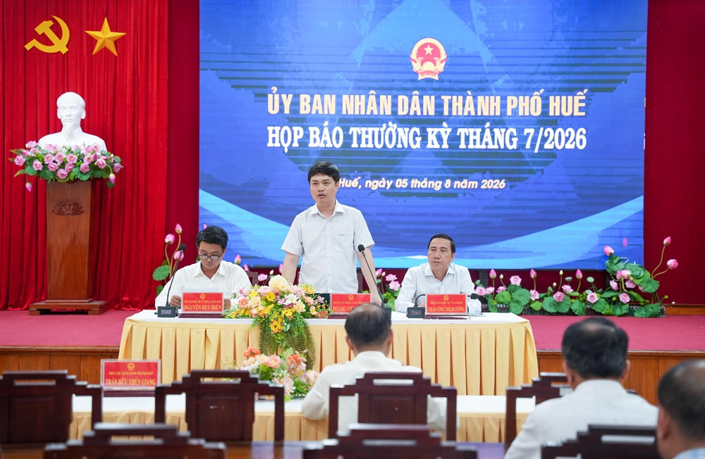 &Ocirc;ng Ho&agrave;ng Việt Cường - Ch&aacute;nh Văn ph&ograve;ng UBND TP Huế  th&ocirc;ng tin tại buổi họp b&aacute;o.