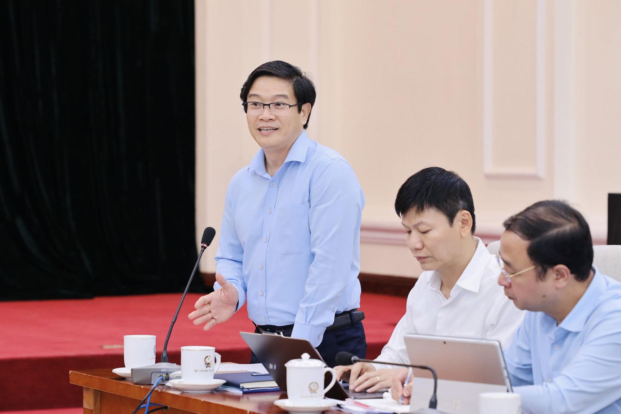 Vụ trưởng Vụ Gi&aacute;o dục Phổ th&ocirc;ng Th&aacute;i Văn T&agrave;i th&ocirc;ng tin tại hội nghị (Ảnh: MOET)