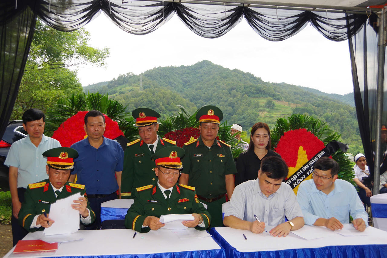 Đại diện Ban Chỉ đạo 551, Sở Nội Vụ tỉnh Quảng Ninh b&agrave;n giao h&agrave;i cốt liệt sĩ Ng&ocirc; Khang C&aacute;n cho tỉnh Cao Bằng. (Ảnh: Phương Quyền)