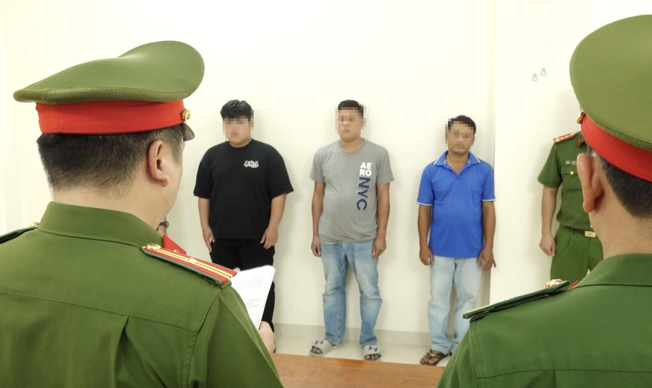 C&ocirc;ng an tỉnh Kh&aacute;nh H&ograve;a khởi tố 3 người trong vụ khai th&aacute;c c&aacute;t tr&aacute;i ph&eacute;p tr&ecirc;n s&ocirc;ng C&aacute;i. Ảnh: C&ocirc;ng an tỉnh Kh&aacute;nh H&ograve;a.