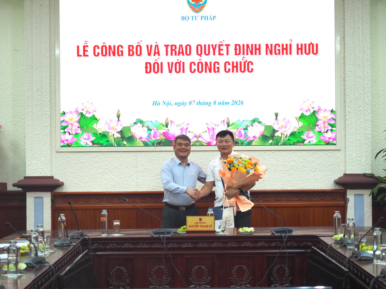 Bộ Tư ph&aacute;p trao Quyết định nghỉ hưu cho c&ocirc;ng chức