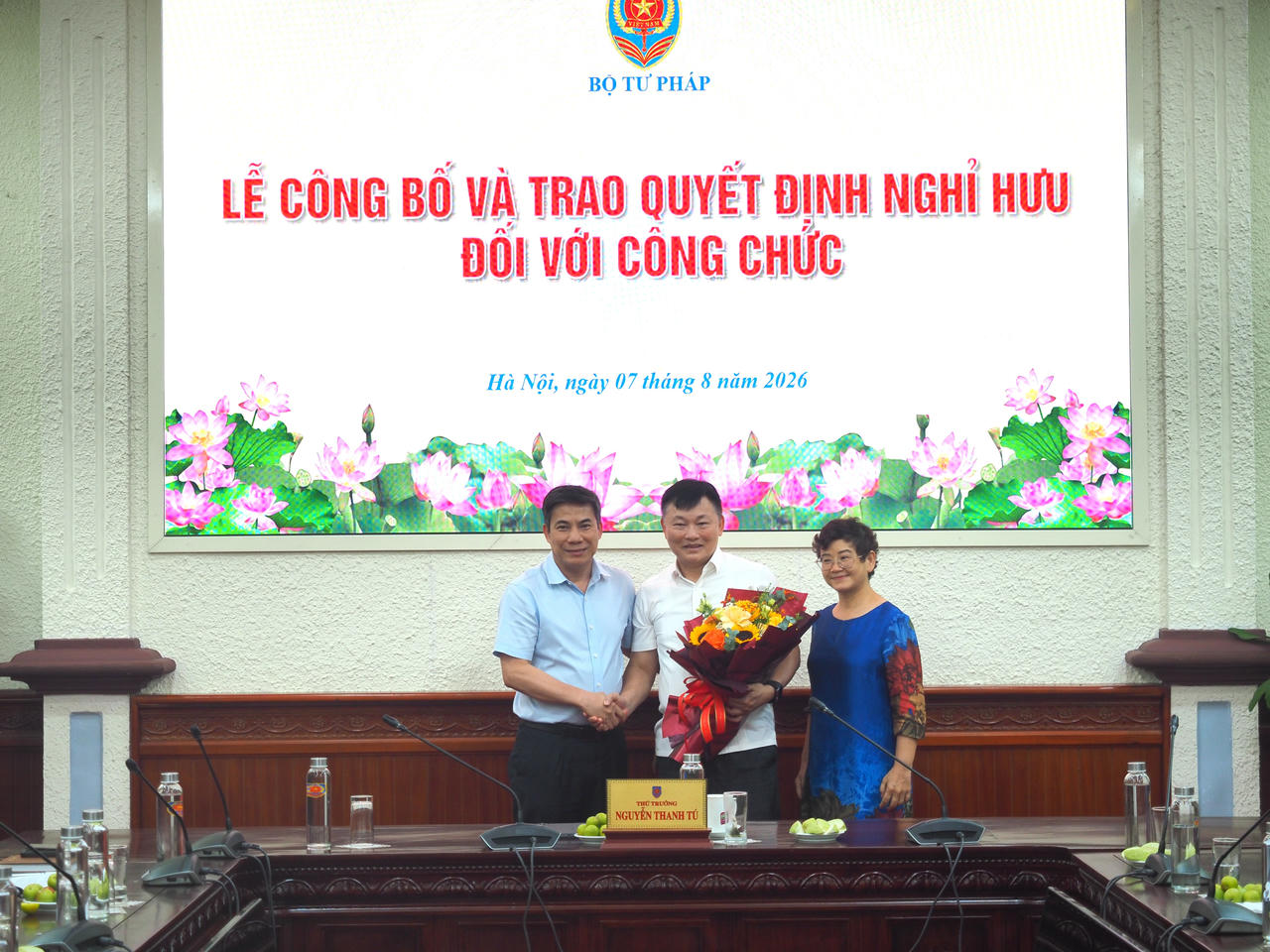 Bộ Tư ph&aacute;p trao Quyết định nghỉ hưu cho c&ocirc;ng chức