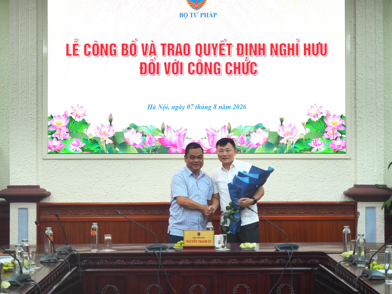 Bộ Tư ph&aacute;p trao Quyết định nghỉ hưu cho c&ocirc;ng chức
