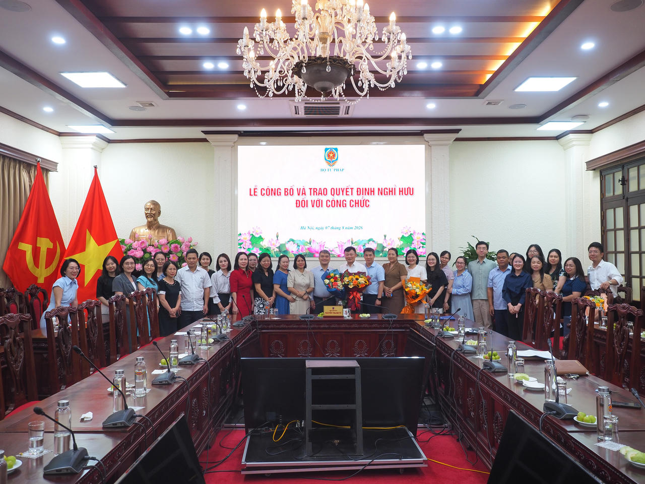 Bộ Tư ph&aacute;p trao Quyết định nghỉ hưu cho c&ocirc;ng chức