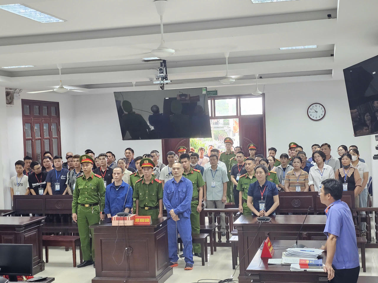 Bị c&aacute;o Long v&agrave; Tuấn tại phi&ecirc;n to&agrave; (Ảnh: Hải Anh)