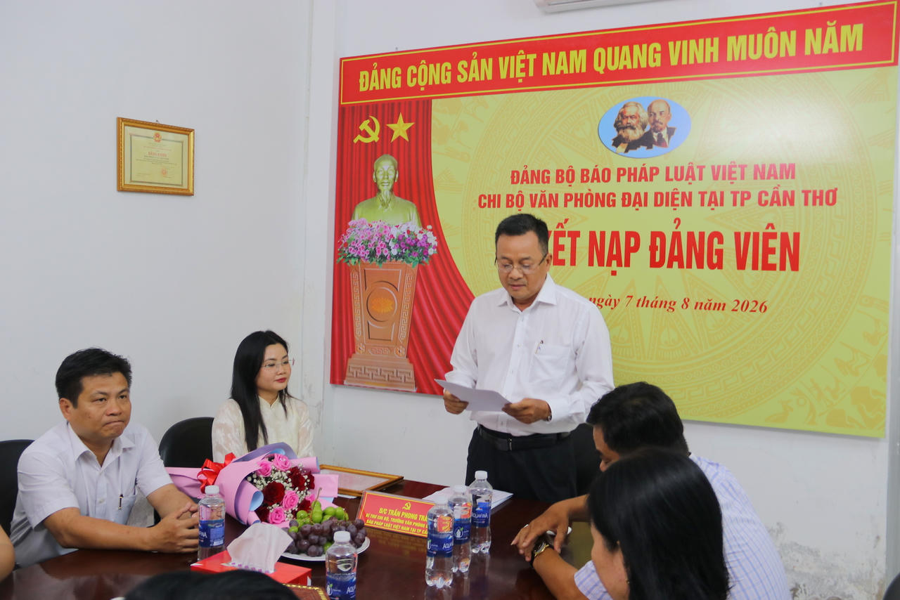 Đồng ch&iacute; Trần Phong Trần &ndash; B&iacute; thư Chi bộ, Trưởng VPĐD tại TP Cần Thơ ph&aacute;t biểu giao nhiệm vụ cho Đảng vi&ecirc;n mới. (Ảnh: Kim Ng&acirc;n)