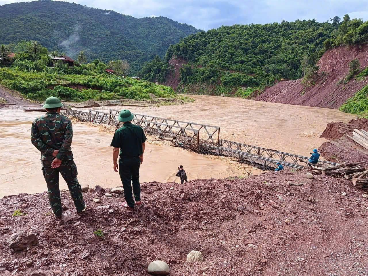 Lực lượng chức năng đ&atilde; chốt hai b&ecirc;n đầu cầu để cảnh b&aacute;o người d&acirc;n (Ảnh: Văn Qu&yacute;)
