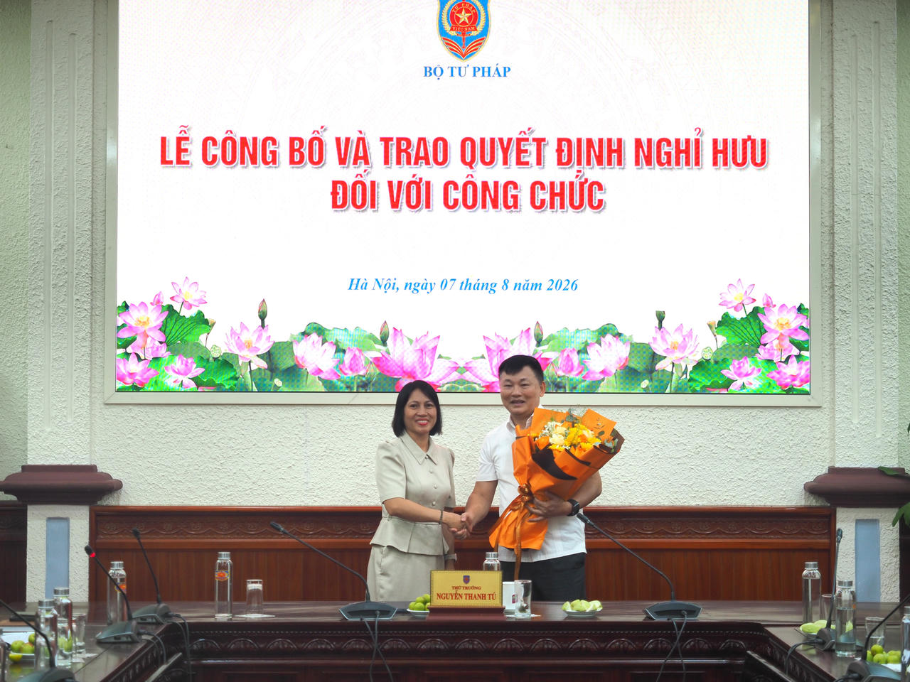 Bộ Tư ph&aacute;p trao Quyết định nghỉ hưu cho c&ocirc;ng chức