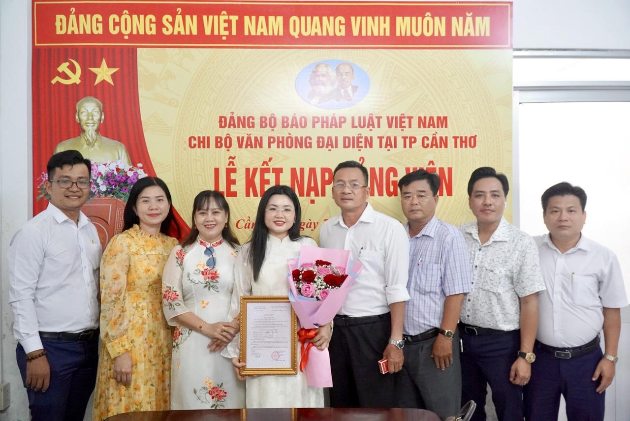 C&aacute;n bộ, ph&oacute;ng vi&ecirc;n VPĐD tại TP Cần Thơ chụp h&igrave;nh lưu niệm (Ảnh: Kim Ng&acirc;n)
