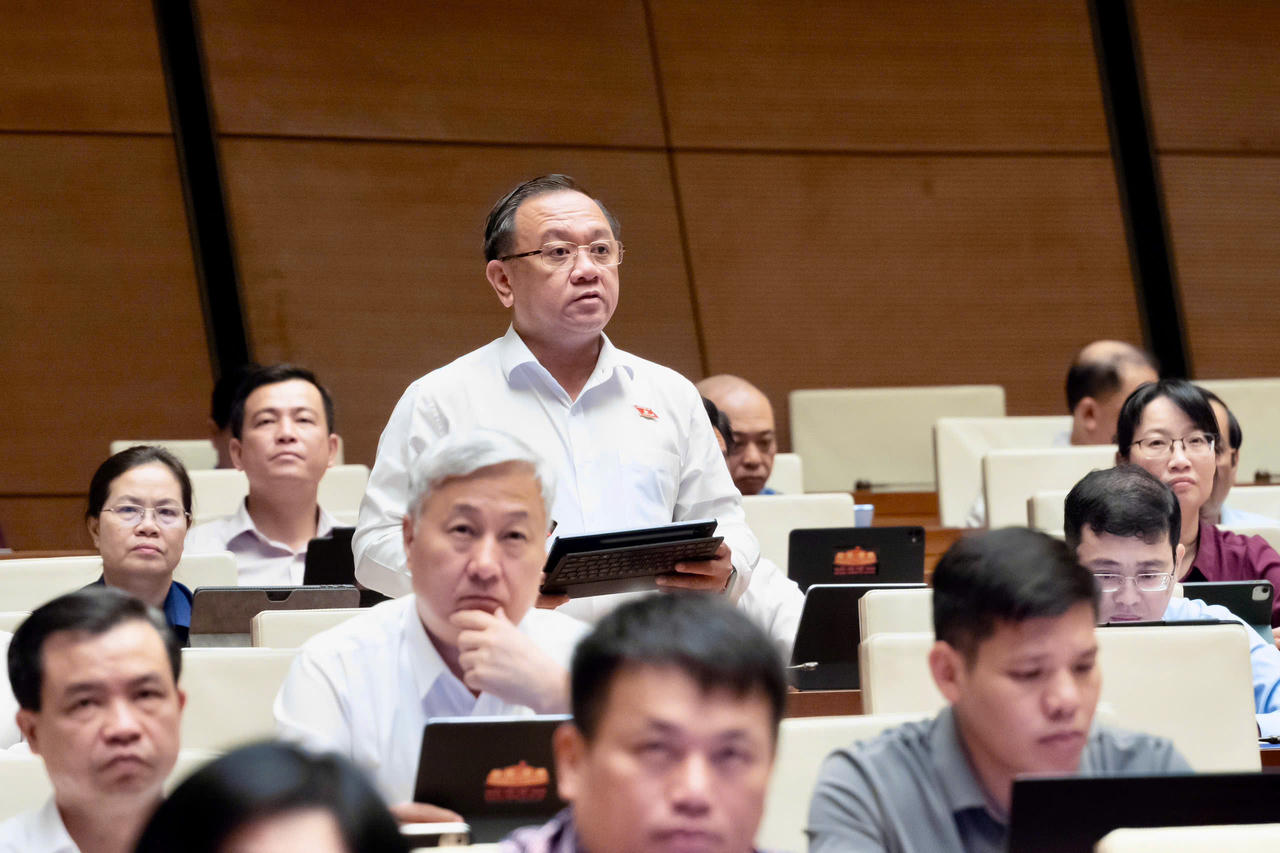 Đại biểu Nguyễn Th&agrave;nh Trung n&ecirc;u &yacute; kiến.