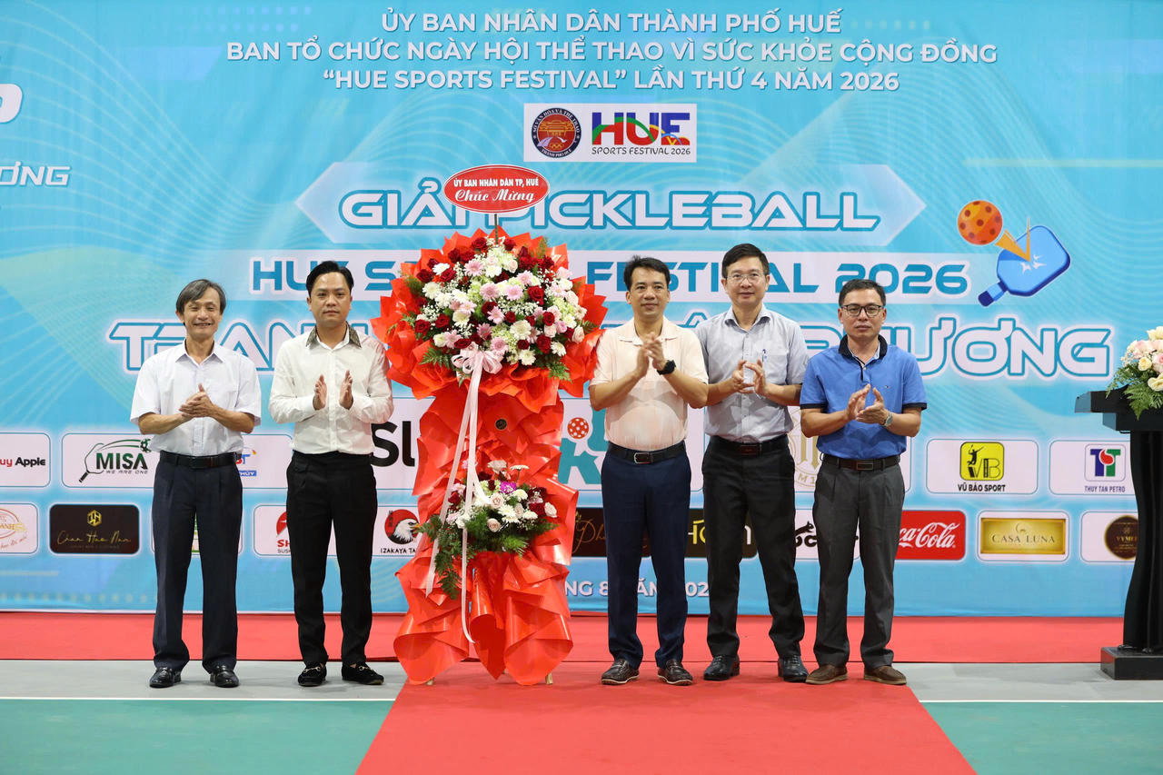 &Ocirc;ng Trần Hữu Th&ugrave;y Giang (đứng giữa) cho rằng, những vận động vi&ecirc;n tham gia giải đấu cũng trở th&agrave;nh những &ldquo;đại sứ&rdquo; tự nhi&ecirc;n, g&oacute;p phần quảng b&aacute; h&igrave;nh ảnh Huế th&ocirc;ng qua trải nghiệm thể thao, văn h&oacute;a v&agrave; du lịch.