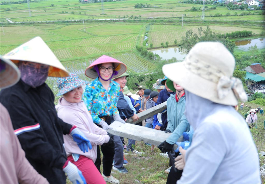 Hơn 1.000 người góp sức tái tạo dòng chữ “BÁC HỒ SỐNG MÃI” trên dãy Lam Thành