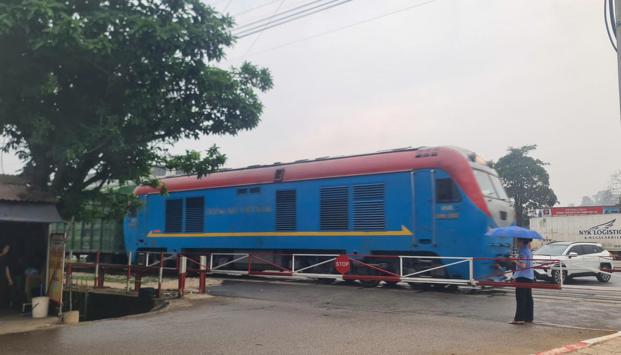 Dự &aacute;n đường sắt H&agrave; Nội - Đồng Đăng hiện nay đi qua khu vực trung t&acirc;m phường Đ&ocirc;ng Kinh (tỉnh Lạng Sơn). (Ảnh: Minh Hữu).