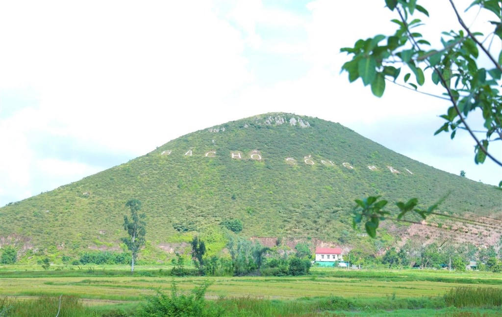 D&ograve;ng chữ được tạo tr&ecirc;n sườn n&uacute;i nhiều năm nay đang được kh&ocirc;i phục lại (ảnh H&agrave; Huệ)