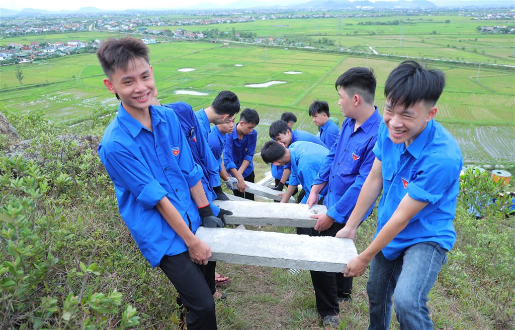 Hơn 1.000 người góp sức tái tạo dòng chữ “BÁC HỒ SỐNG MÃI” trên dãy Lam Thành