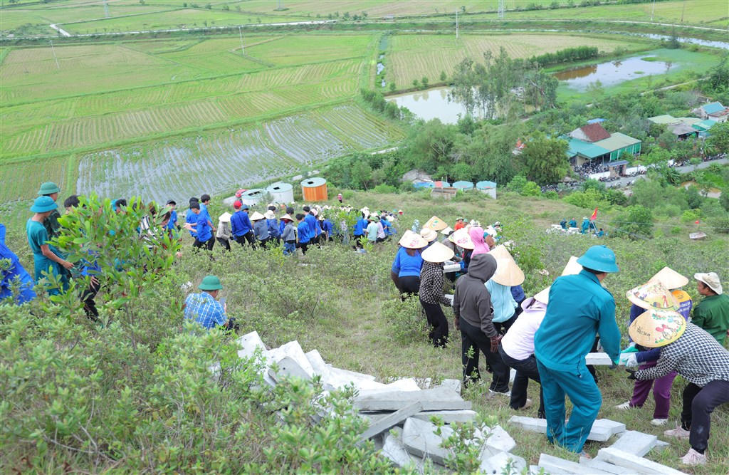 Hơn 1.000 người góp sức tái tạo dòng chữ “BÁC HỒ SỐNG MÃI” trên dãy Lam Thành