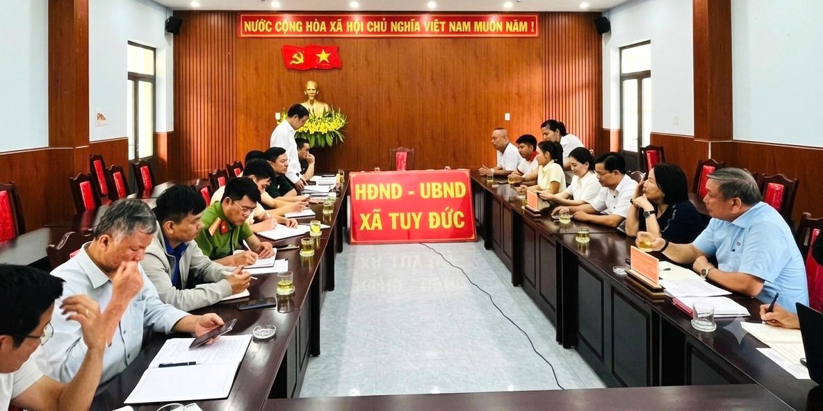 &Ocirc;ng L&ecirc; Đ&igrave;nh Nam &ndash; Ủy vi&ecirc;n Ban Thường vụ Đảng ủy, Ph&oacute; Chủ tịch UBND x&atilde; Tuy Đức, tỉnh L&acirc;m Đồng ph&aacute;t biểu tại cuộc họp