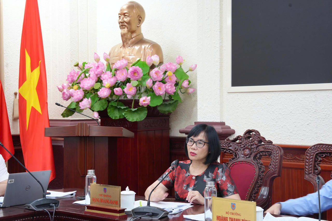 Thứ trưởng Đặng Ho&agrave;ng Oanh ph&aacute;t biểu.