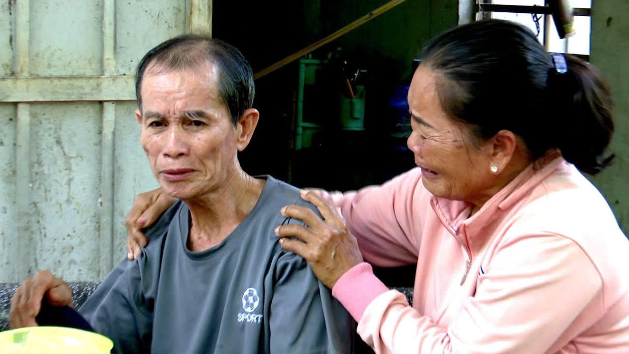 Những giọt nước mắt hạnh ph&uacute;c khi &ocirc;ng Khỏi t&igrave;m được gia đ&igrave;nh.