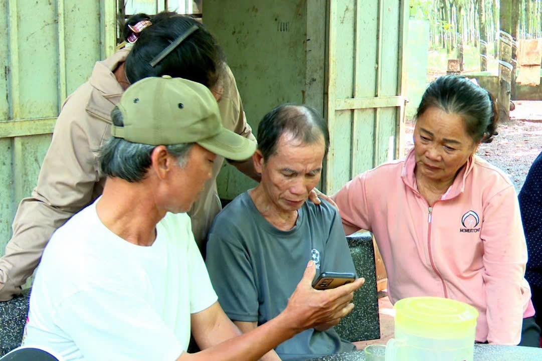 &Ocirc;ng Khỏi v&agrave; người th&acirc;n trong gi&acirc;y ph&uacute;t đo&agrave;n tụ.