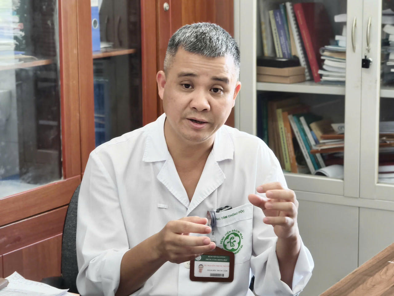 TS.BS Nguyễn Trung Nguy&ecirc;n, Gi&aacute;m đốc Trung t&acirc;m Chống độc, Bệnh viện Bạch Mai. Ảnh: p.V.