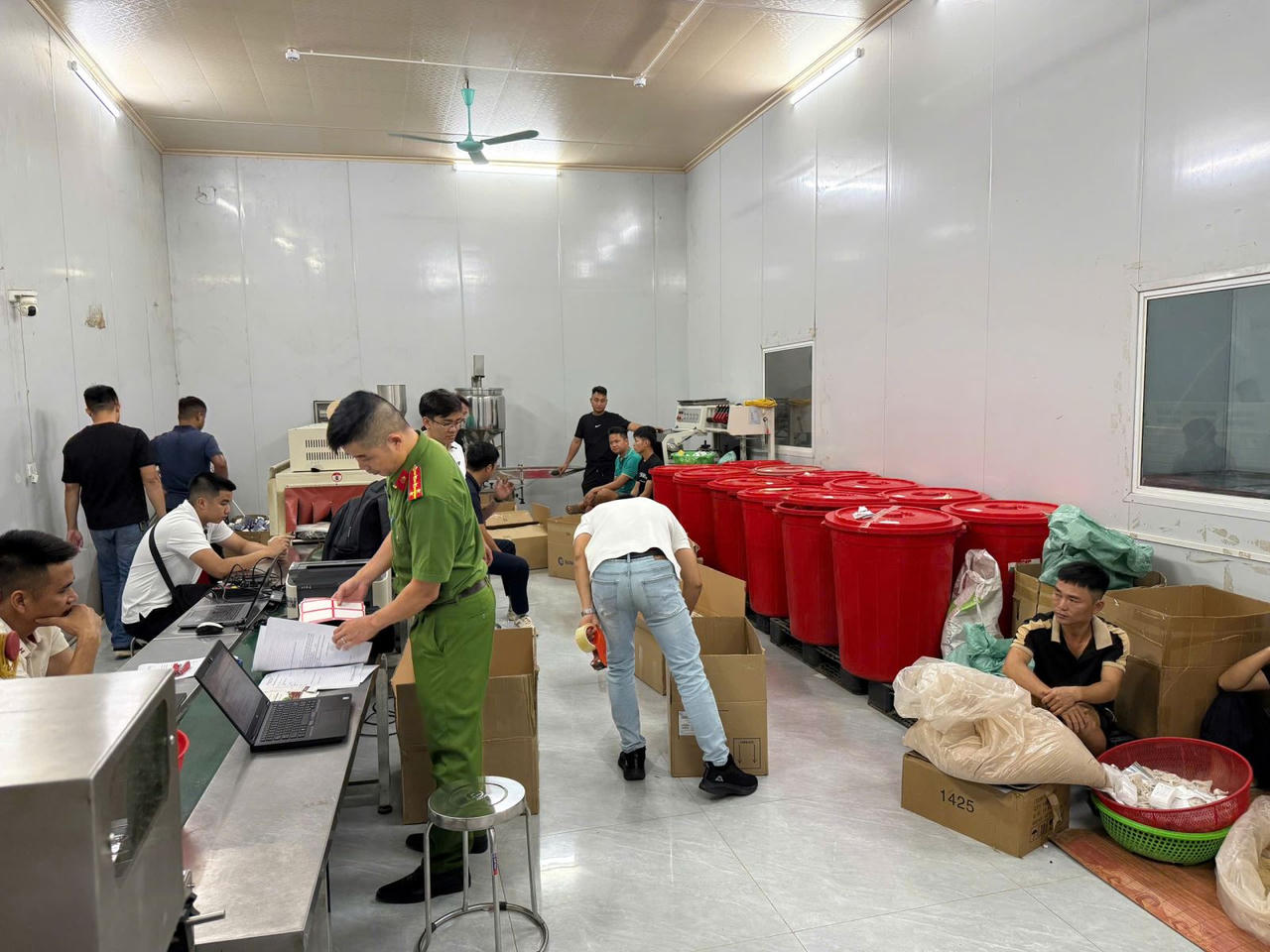 Khởi tố 21 bị can trong đường dây quảng cáo gian dối sản phẩm “Xương khớp bà Sáu”