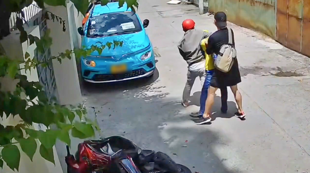 C&ocirc;ng an phường T&acirc;n Định, TP HCM khống chế đối tượng li&ecirc;n quan đến ma t&uacute;y. Ảnh: C&ocirc;ng an cung cấp