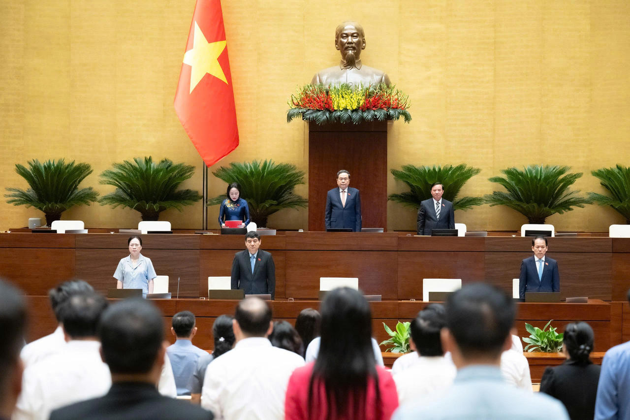 Chủ tịch Quốc hội Trần Thanh Mẫn v&agrave; c&aacute;c đại biểu Quốc hội d&agrave;nh ph&uacute;t mặc niệm tưởng nhớ Chủ tịch Quốc hội L&agrave;o Saysomphone Phomvihane