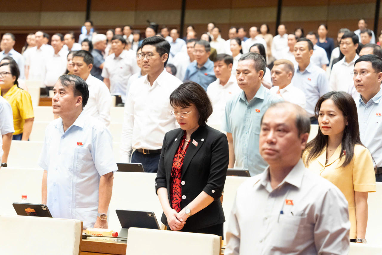 C&aacute;c đại biểu Quốc hội đ&atilde; d&agrave;nh một ph&uacute;t mặc niệm tưởng nhớ Chủ tịch Quốc hội L&agrave;o Saysomphone Phomvihane