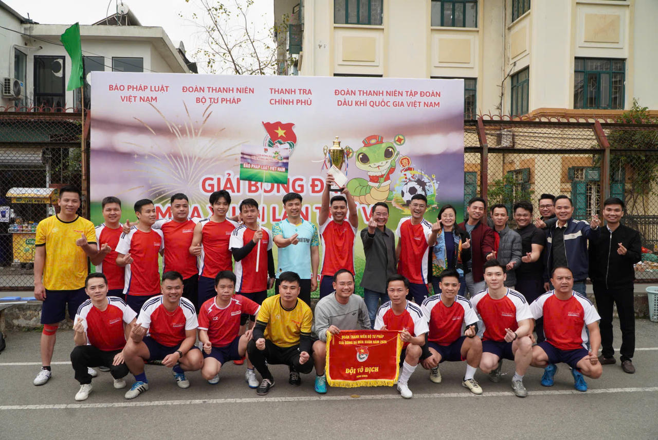 Đội b&oacute;ng đ&aacute; B&aacute;o PLVN đạt giải v&ocirc; địch.