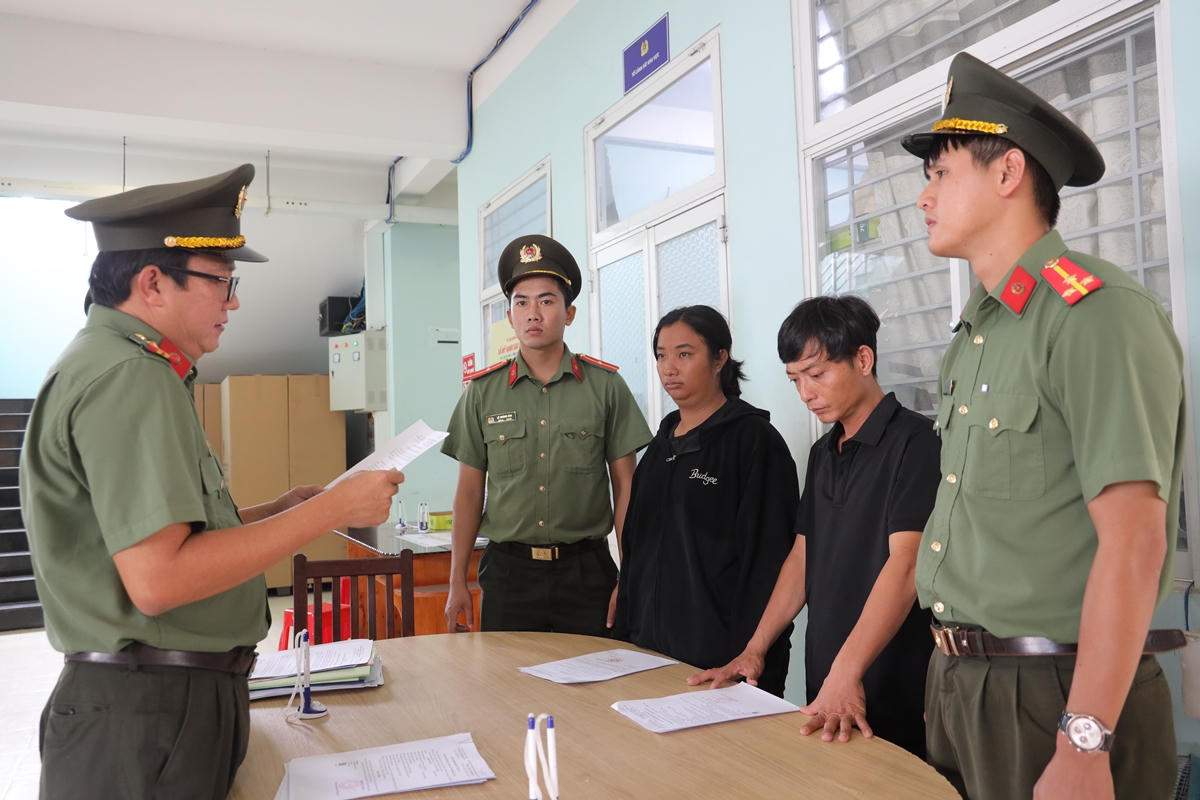 Cơ quan An ninh điều tra, C&ocirc;ng an tỉnh T&acirc;y Ninh tống đạt lệnh khởi tố 2 bị can Huy v&agrave; &Aacute;nh. Ảnh: C&ocirc;ng an cung cấp.